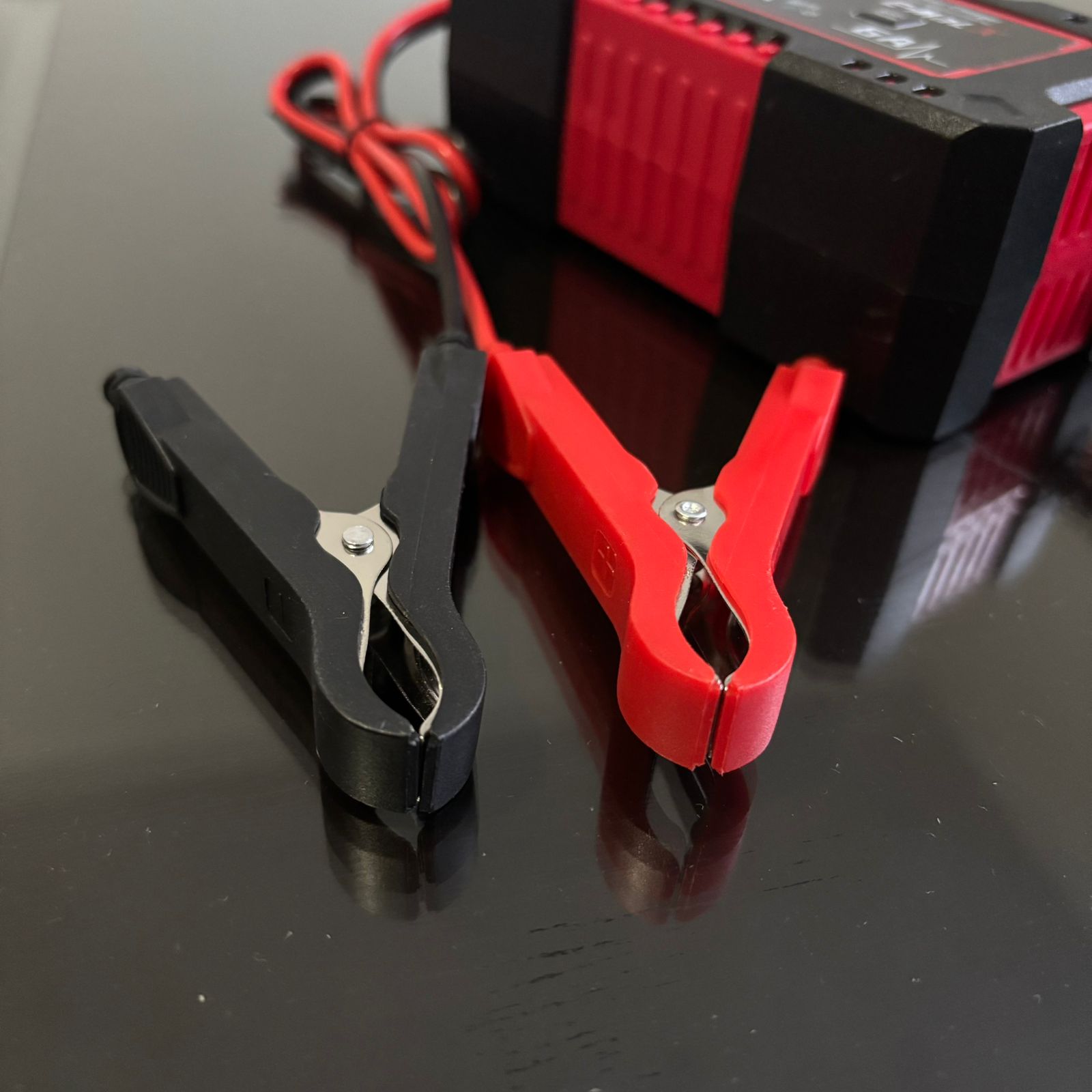 Cargador Inteligente de Baterías 12V para Carro y Moto – 6A con Pantalla Digital - Imagen 2